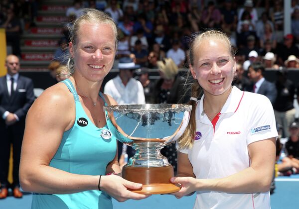 Голландка Кики Бертенс и шведка Юханна Ларссон (слева направо) после победы на теннисном турнире в Окленде