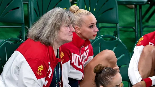 Российский тренер по художественной гимнастике Елена Карпушенко и российские гимнастки Яна Кудрявцева и Маргарита Мамун (слева направо на втором плане) во время ОИ-2016