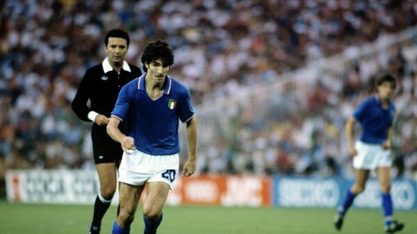 Нападающий сборной Италии Паоло Росси (на первом плане) (архив, 1982 год)