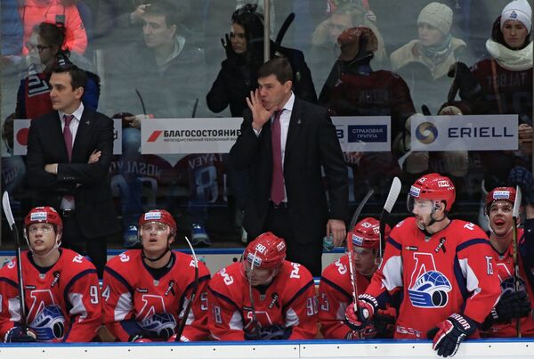 Главный тренер Локомотива Алексей Кудашов (в центре) и хоккеисты клуба