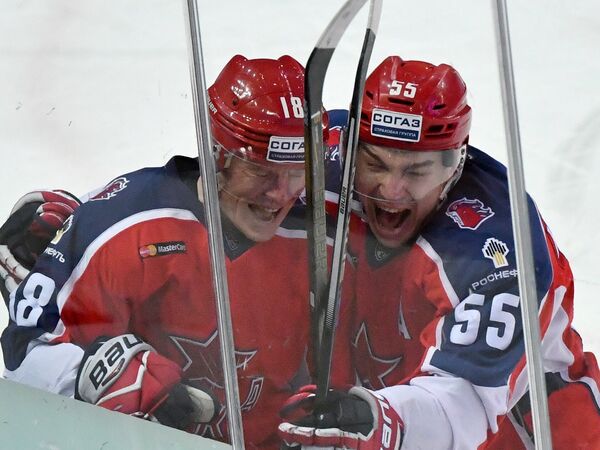 Хоккеисты ЦСКА Дмитрий Кугрышев (слева) и Богдан Киселевич радуются заброшенной шайбе