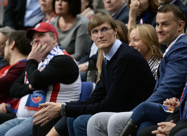Президент Российской федерации баскетбола (РФБ) Андрей Кириленко (в центре)