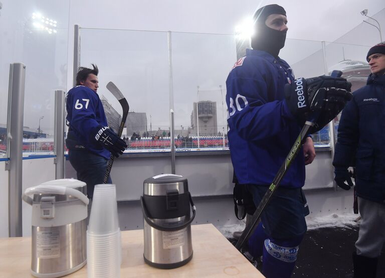 Защитник Динамо Андрей Миронов (слева) и нападающий Дмитрий Сидляров