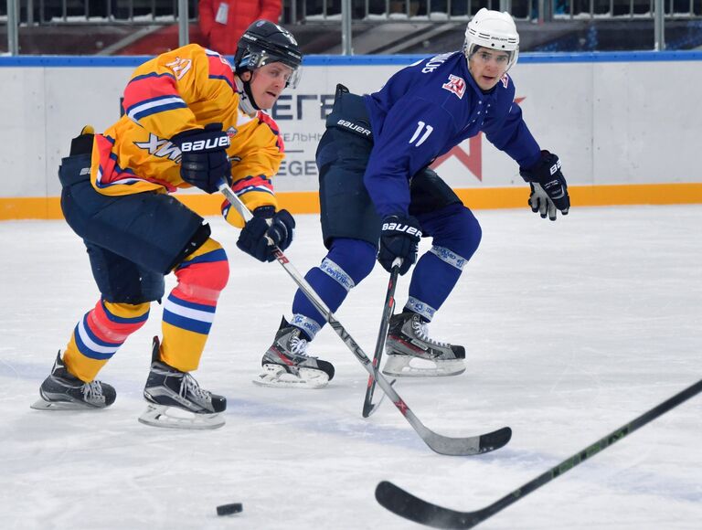 Нападающий Химика Кирилл Смирнов (слева) и защитник Динамо Никита Бобряшов