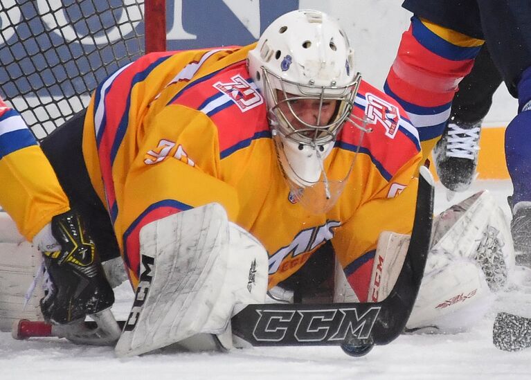 Вратарь Химика Денис Синягин