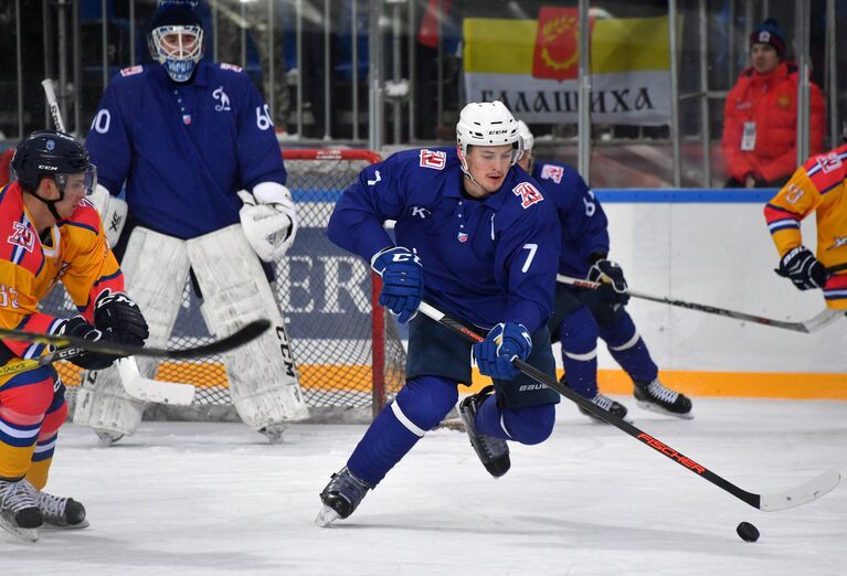 Нападающий Химика Олег Лаврецкий (слева) и защитник Динамо Роман Кобелев