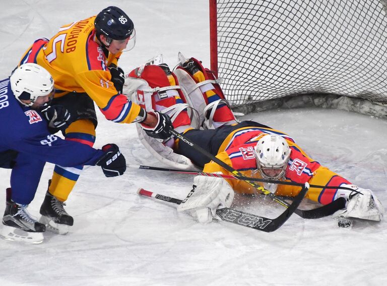 Вратарь Химика Денис Синягин (справа)