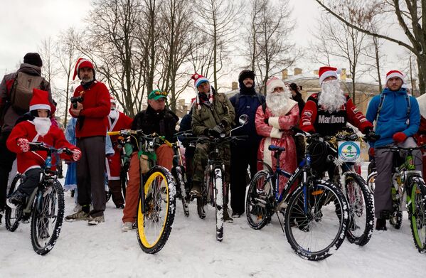 Участники велопарада Дедов Морозов и Снегурочек