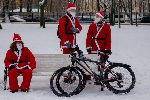 Участники велопарада Дедов Морозов и Снегурочек