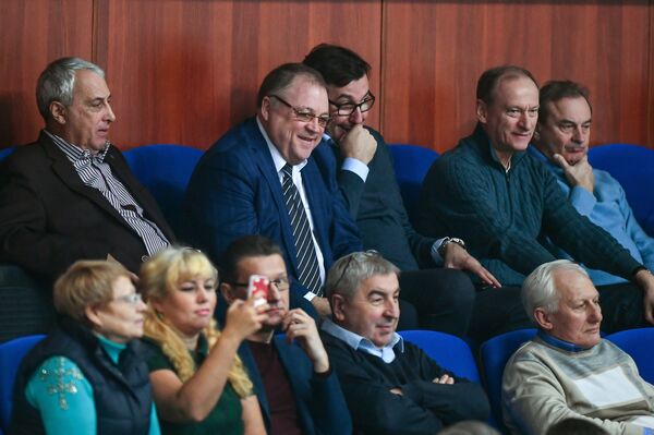 Главный тренер и президент Белогорья Геннадий Шипулин (второй слева в верхнем ряду)