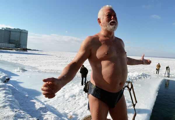 Участник клуба любителей плавания в ледяной воде Морж