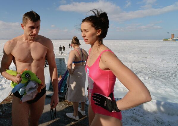 Участники клуба любителей плавания в ледяной воде Морж