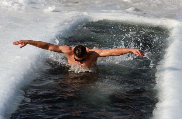 Участник клуба любителей плавания в ледяной воде Морж