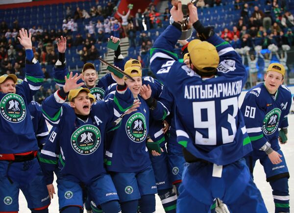 Хоккеисты сборной Запада радуются победе в матче Кубка вызова Молодежной хоккейной лиги
