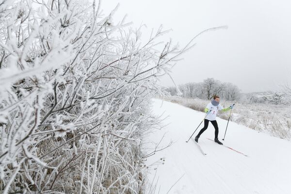 Участница забега открытого первенства по лыжным гонкам в рамках Всероссийского Дня снега в Волгограде