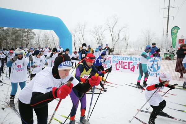 Участники на старте забега открытого первенства по лыжным гонкам в рамках Всероссийского Дня снега в Волгограде