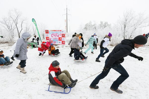 Участники во время семейных эстафет в рамках Всероссийского Дня снега в Волгограде