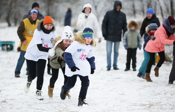 Участники семейных эстафет в рамках Всероссийского Дня снега в Волгограде