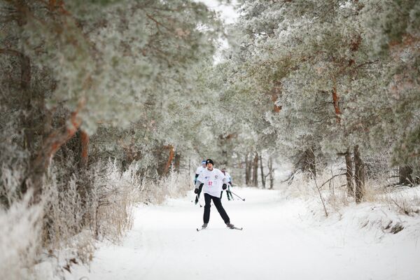 Участники забега открытого первенства по лыжным гонкам в рамках Всероссийского Дня снега в Волгограде