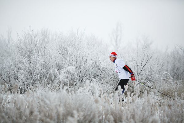 Участник забега открытого первенства по лыжным гонкам в рамках Всероссийского Дня снега в Волгограде