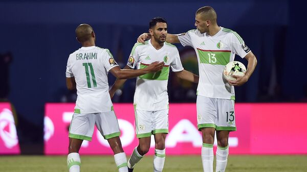 Футболисты сборной Алжира поздравляют с забитым мячом Рияда Мареза (в центре)