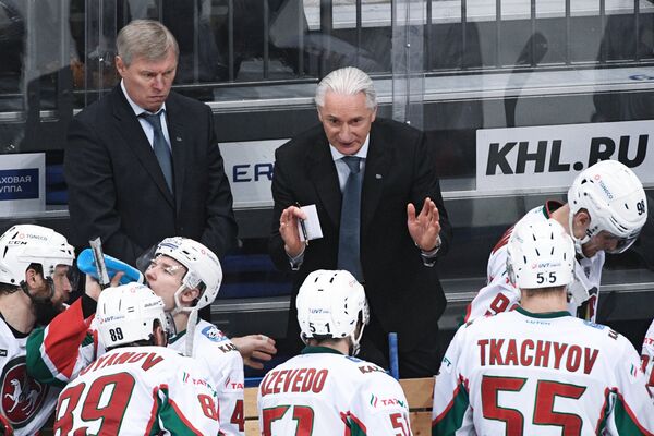 Главный тренер ХК Ак Барс Зинэтула Билялетдинов (в центре)  и хоккеисты клуба