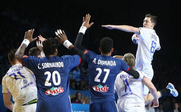 Игровой момент матча Россия - Франция