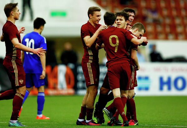 Футболисты юношеской сборной России радуются забитому мячу в финале Мемориала Гранаткина