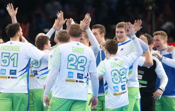 Гандболисты сборной Словении радуются победе