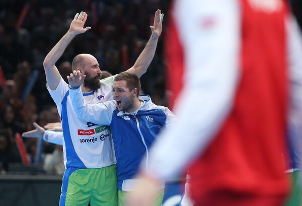 Гандболисты сборной Словении радуются победе
