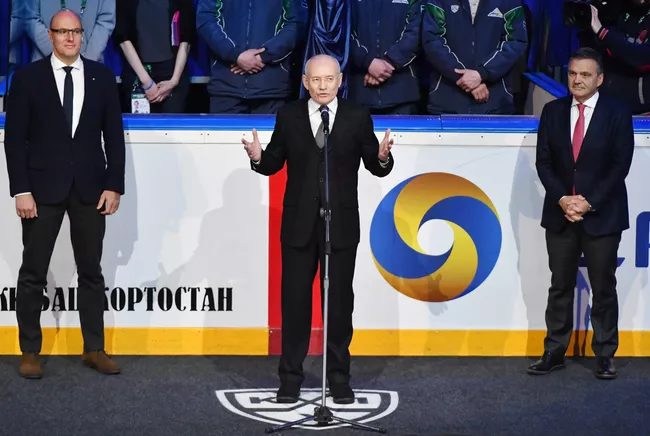 Президент ИИХФ Рене Фазель, глава Республики Башкортастан Рустэм Хамитов и президент КХЛ Дмитрий Чернышенко (справа налево)