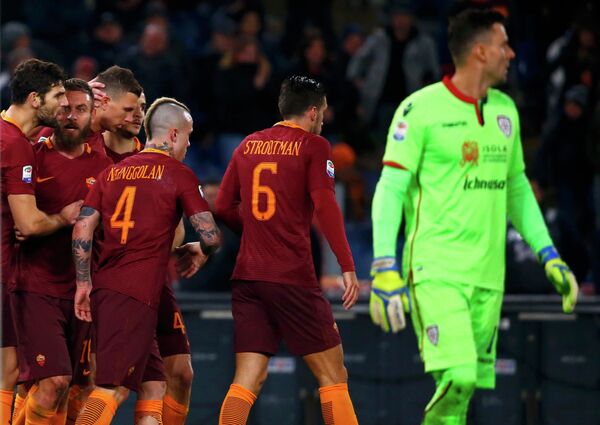 Футболисты Ромы радуются забитому мячу