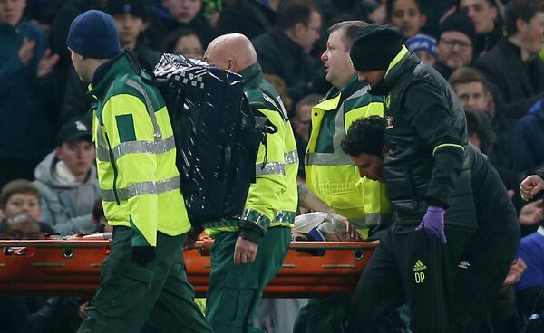 Медики уносят с поля получившего травму полузащитника Халл Сити Райана Мэйсона