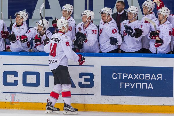 Хоккеисты новокузнецкого Металлурга радуются победе