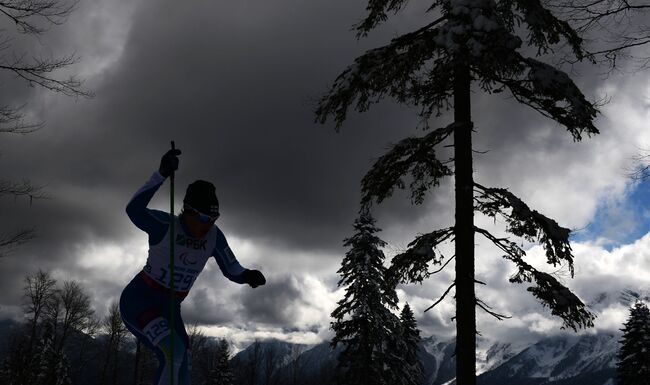 Спортсменка на трассе гонки в классе стоячих в соревнованиях по биатлону на Паралимпийских зимних играх