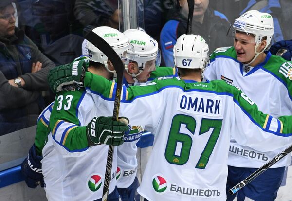 Хоккеисты Салавата Юлаева радуются заброшенной шайбе