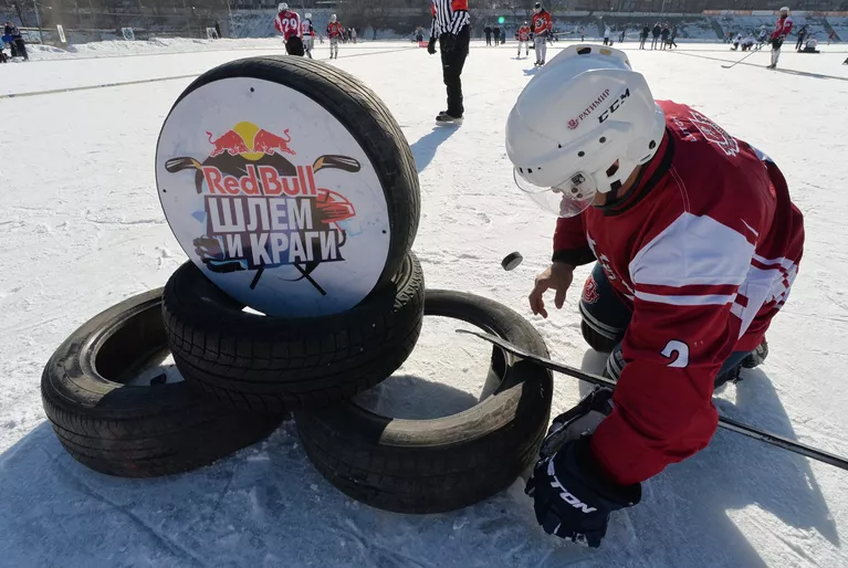Игроки в матче любительского хоккейного турнира без вратарей Red Bull Шлем и Краги Игроки в матче любительского хоккейного турнира без вратарей Red Bull Шлем и Краги