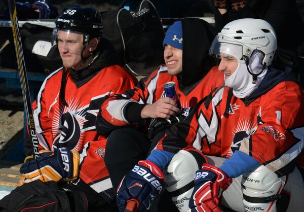 Игроки во время матча любительского хоккейного турнира без вратарей Red Bull Шлем и Краги