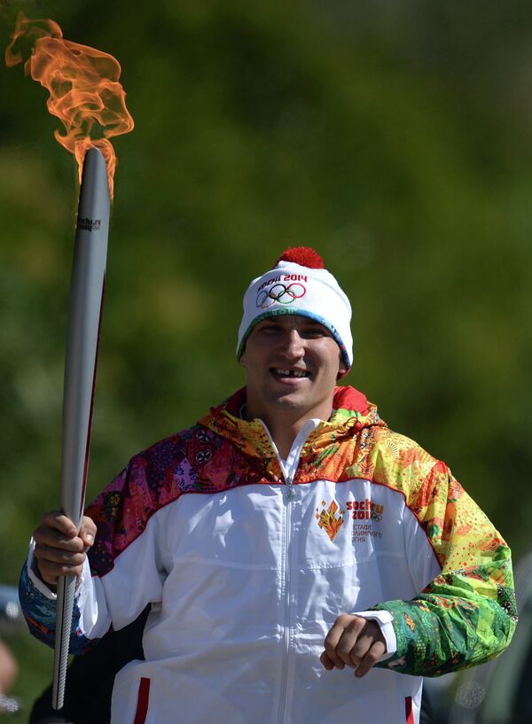 Хоккеист Александр Овечкин с Олимпийским факелом принимает участие в эстафете огня XXII зимних Олимпийских игр 2014 года в Сочи (архив, 2013 год)