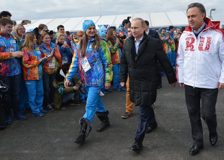 Президент России Владимир Путин (в центре), мэр Олимпийской деревни в Сочи Елена Исинбаева и министр спорта РФ Виталий Мутко (архив, 2014 год)