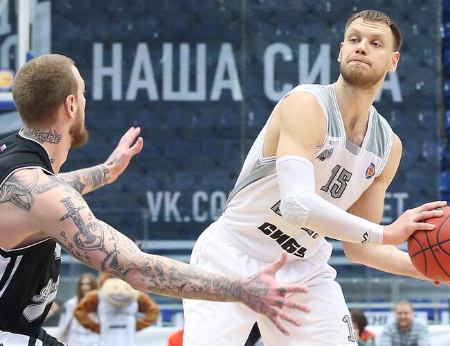 Баскетболист Нижнего Новгорода Петр Губанов (справа) в матче Единой лиги ВТБ против саратовского Автодора
