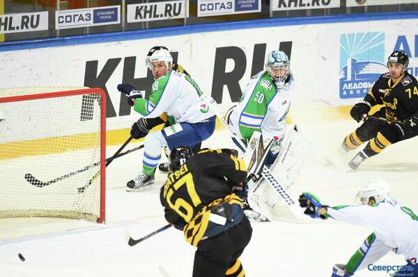 Игровой момент матча КХЛ Северсталь - Салават Юлаев