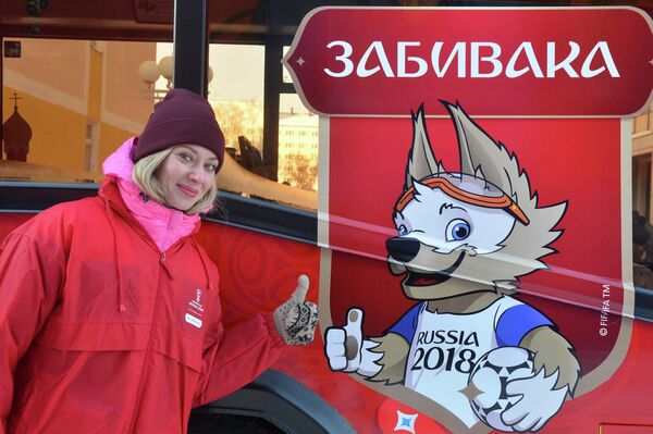 Волонтер на презентации первого брендированного автобуса с символикой ЧМ-2018 года в Саранске