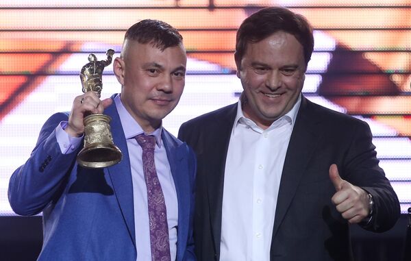 Боксер Костя Цзю, получивший приз в номинации Звезда бокса (слева)