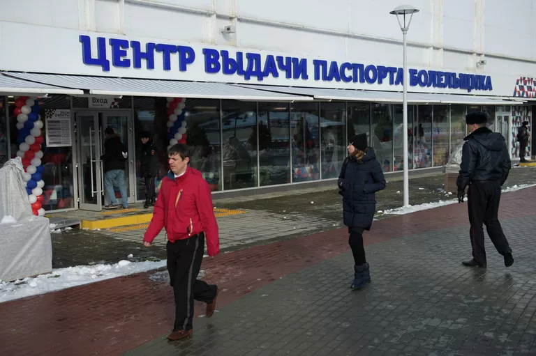 Выдача первых паспортов болельщиков Кубка конфедераций 2017 Выдача первых паспортов болельщиков Кубка конфедераций 2017