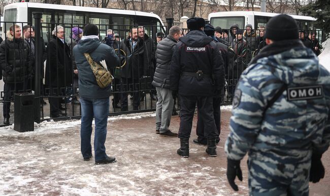 Сотрудники полиции у входа в здание Олимпийского Комитета России перед началом отчетно-выборной конференции Федерации бокса России