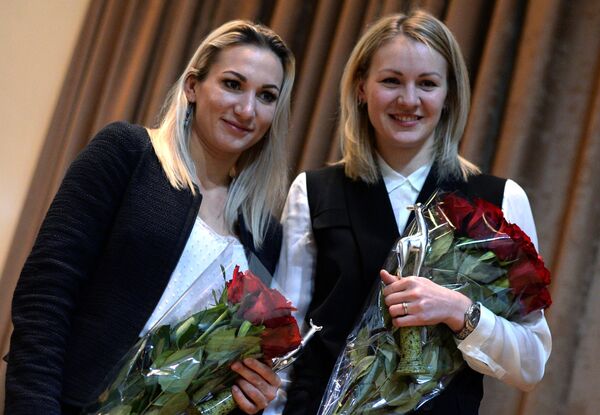 Олимпийские чемпионки по гандболу Полина Кузнецова и Анна Седойкина (слева направо)