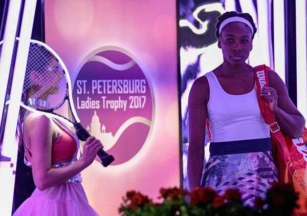 Винус Уильямс и логотип теннисного турнира St.Petersburg Ladies Trophy 2017