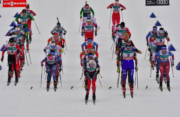 Лыжницы на старте скиатлона на этапе Кубка мира в корейском Пхенчхане