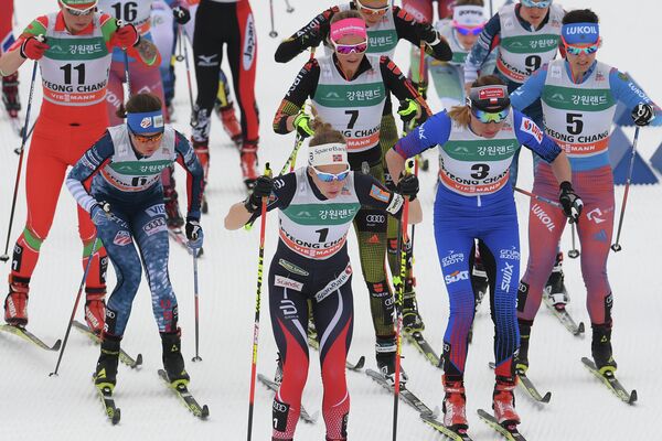 Лыжницы на старте скиатлона на этапе Кубка мира в корейском Пхенчхане. Справа - Елена Соболева